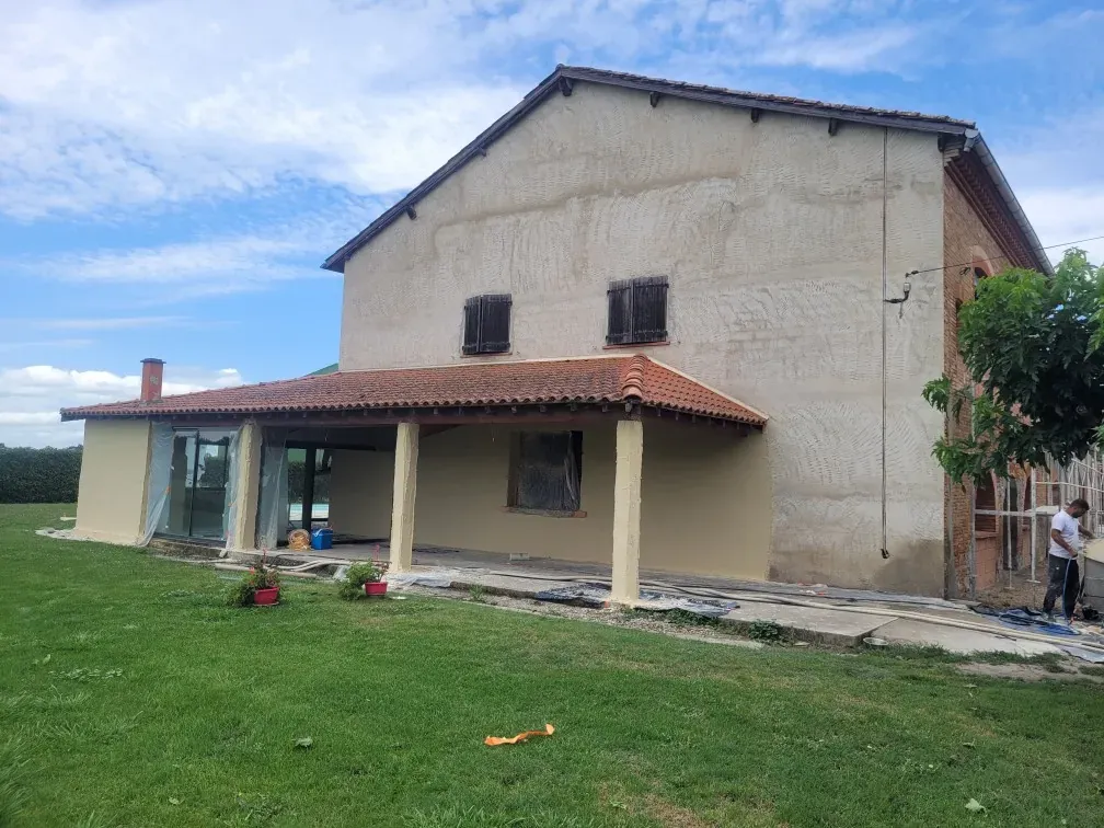 Application d’un enduit de façade sur le pignon d’une maison par LMA Maçon Façadier 82