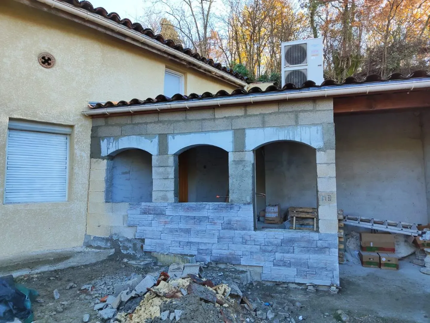 Arcades en maçonnerie et parement pierre réalisés par LMA Maçon Façadier 82 en Tarn-et-Garonne