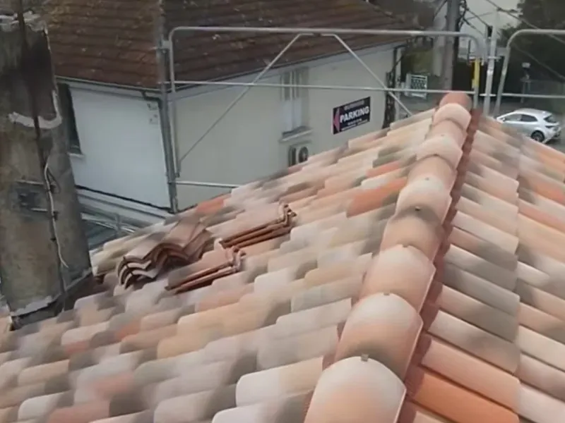 Rénovation de toiture réalisée par LMA Maçon Façadier 82 : tuiles canal et faîtage reposés