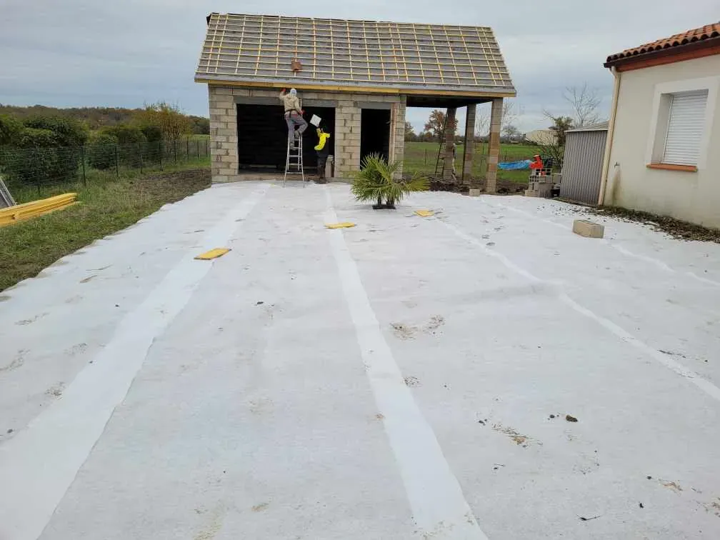 Plateforme nivelée et recouverte de géotextile avant empierrement, chantier LMA Maçon Façadier 82